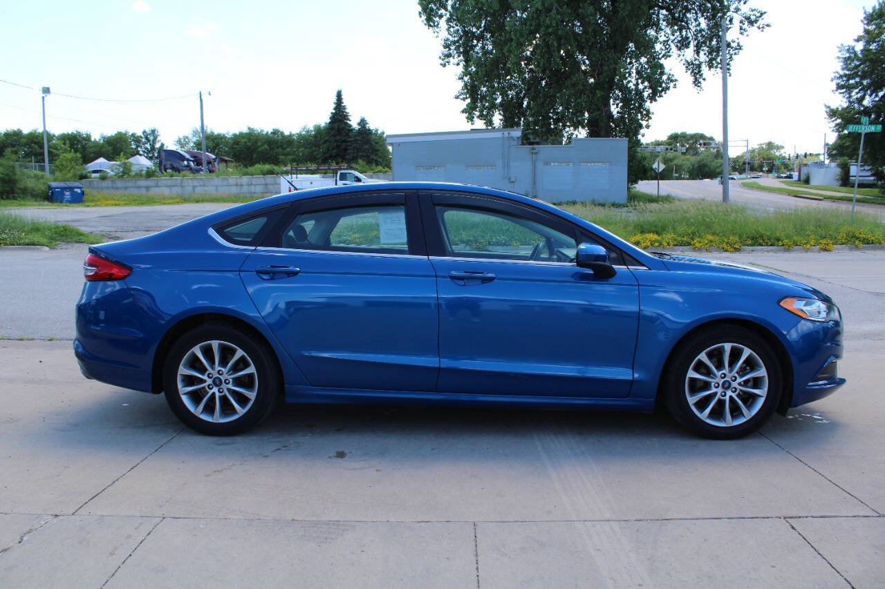 Used 2017 Ford Fusion SE w/ Fusion SE Technology Package FWD image 5