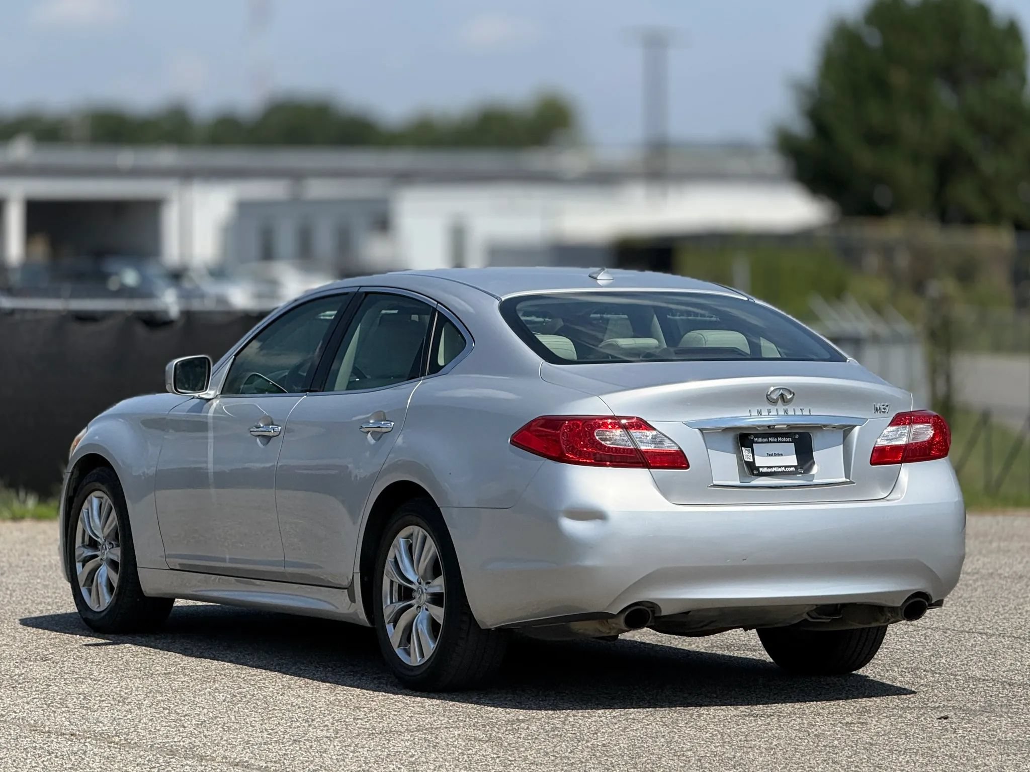 Used 2011 INFINITI M37 w/ Deluxe Touring Pkg RWD image 10