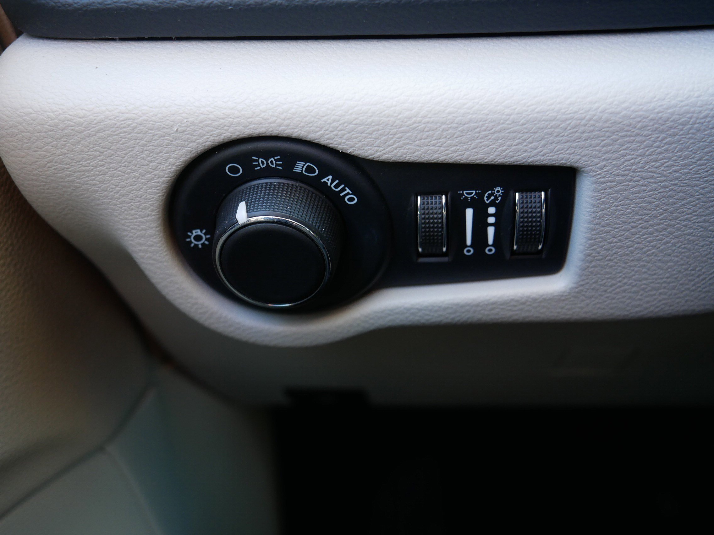 Used 2022 Chrysler Voyager LX image 26