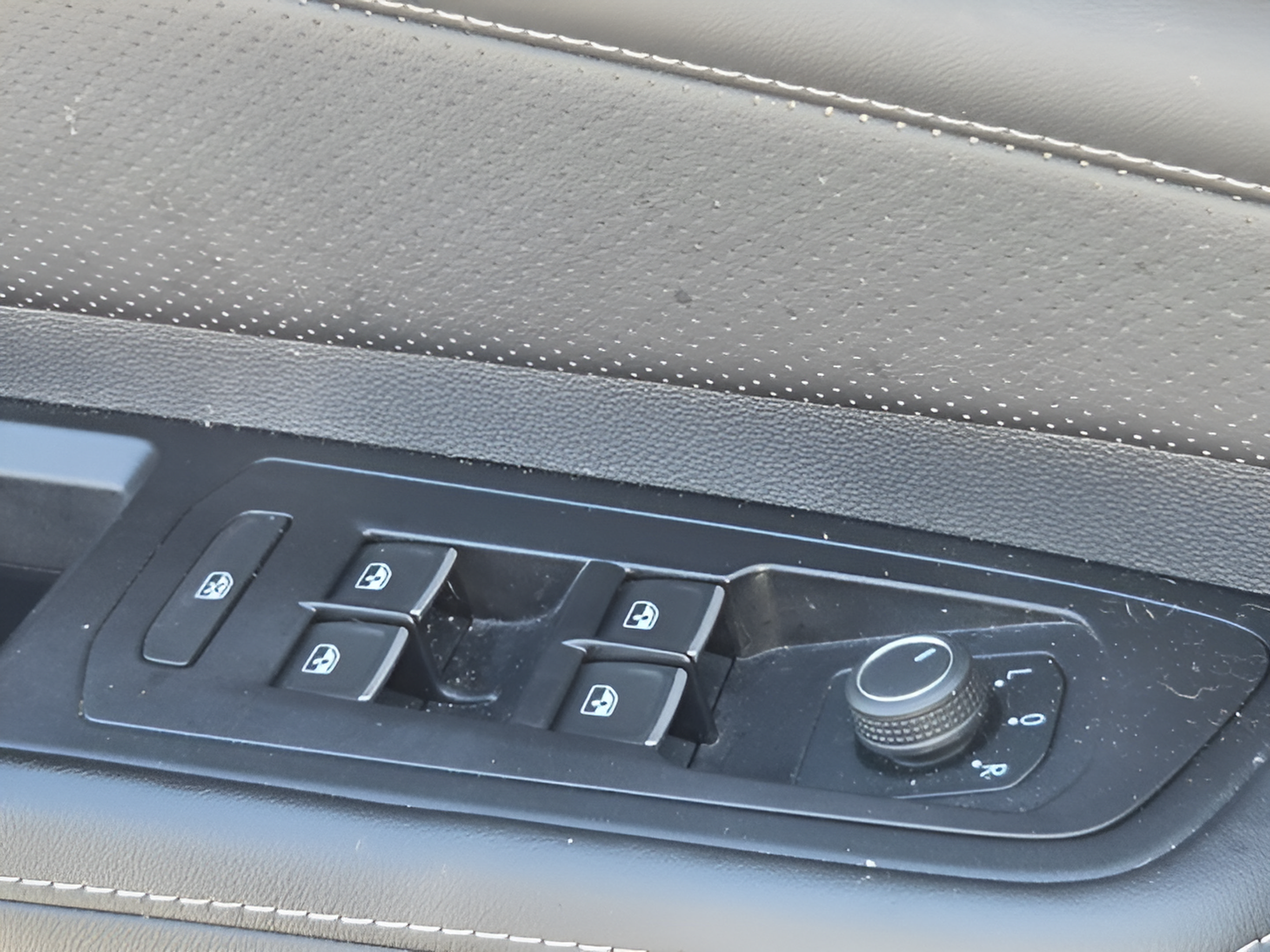 Used 2024 Volkswagen Atlas SE FWD image 22
