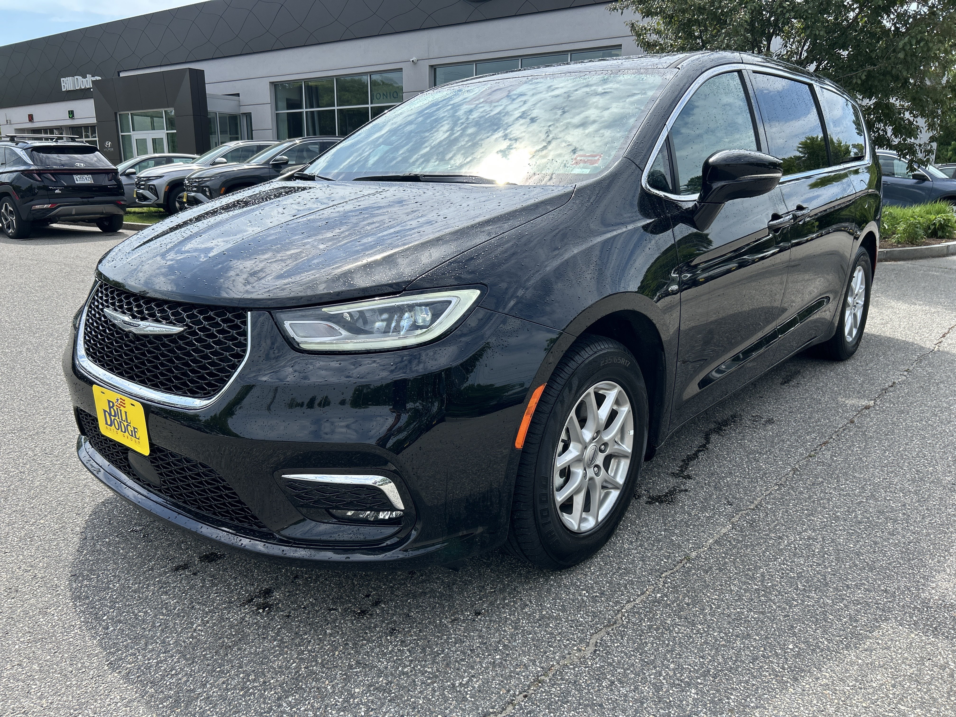 Used 2025 Chrysler Pacifica Select FWD image 1