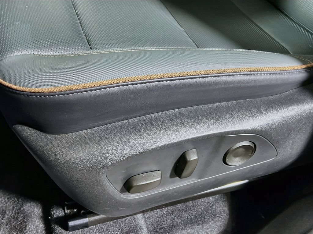 Used 2025 GMC Acadia AT4 w/ LPO, Floor Liner Package AWD/4WD image 17