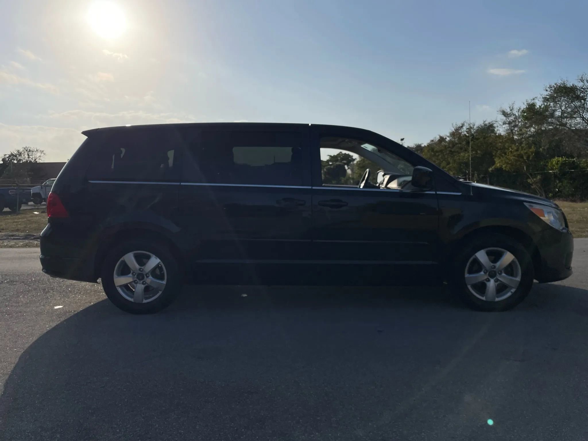 Used 2010 Volkswagen Routan SEL image 9