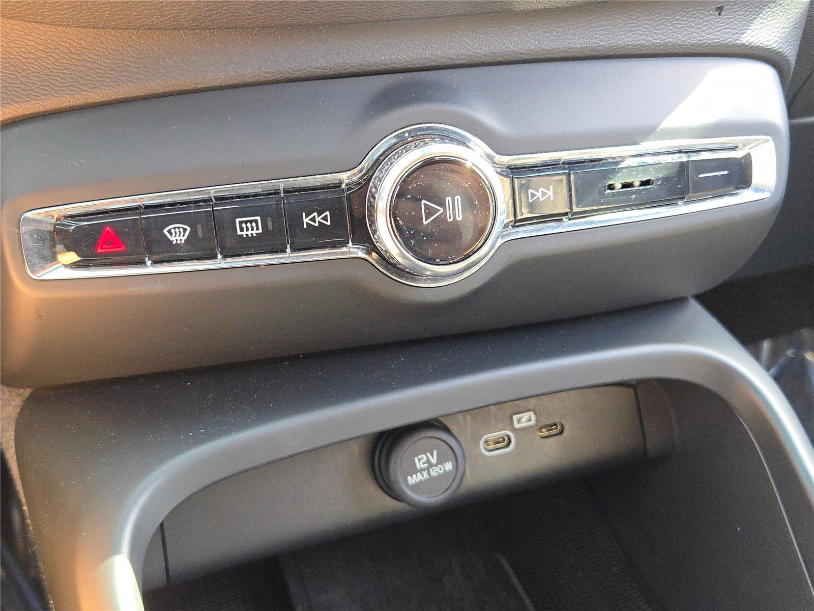 Used 2024 Volvo XC40 B5 Core image 32