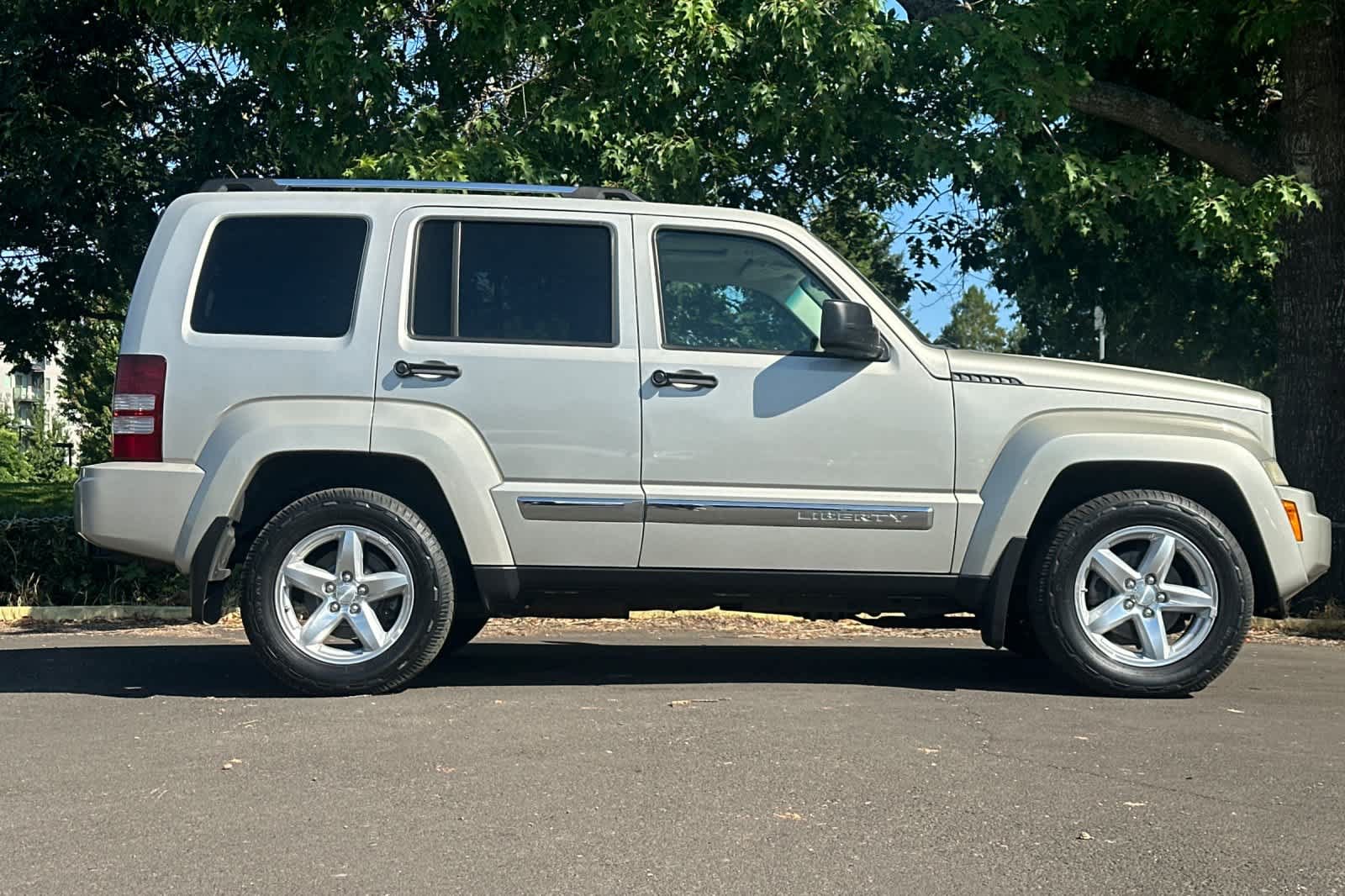 Used 2008 Jeep Liberty Limited w/ Premium Group AWD/4WD image 8