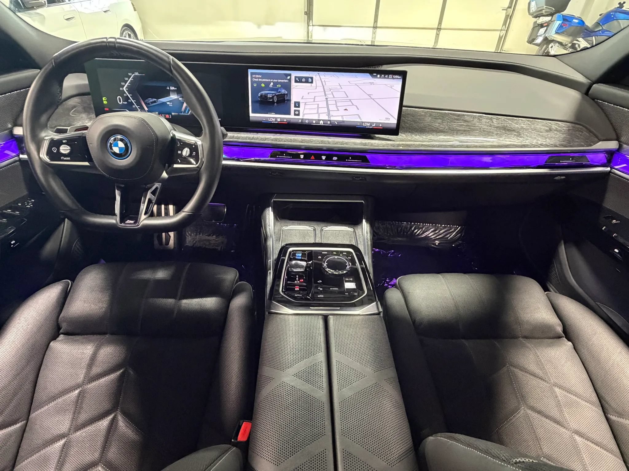 Used 2024 BMW i7 xDrive60 AWD/4WD image 2