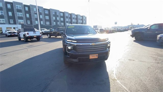 Used 2024 Chevrolet Traverse LT image 3