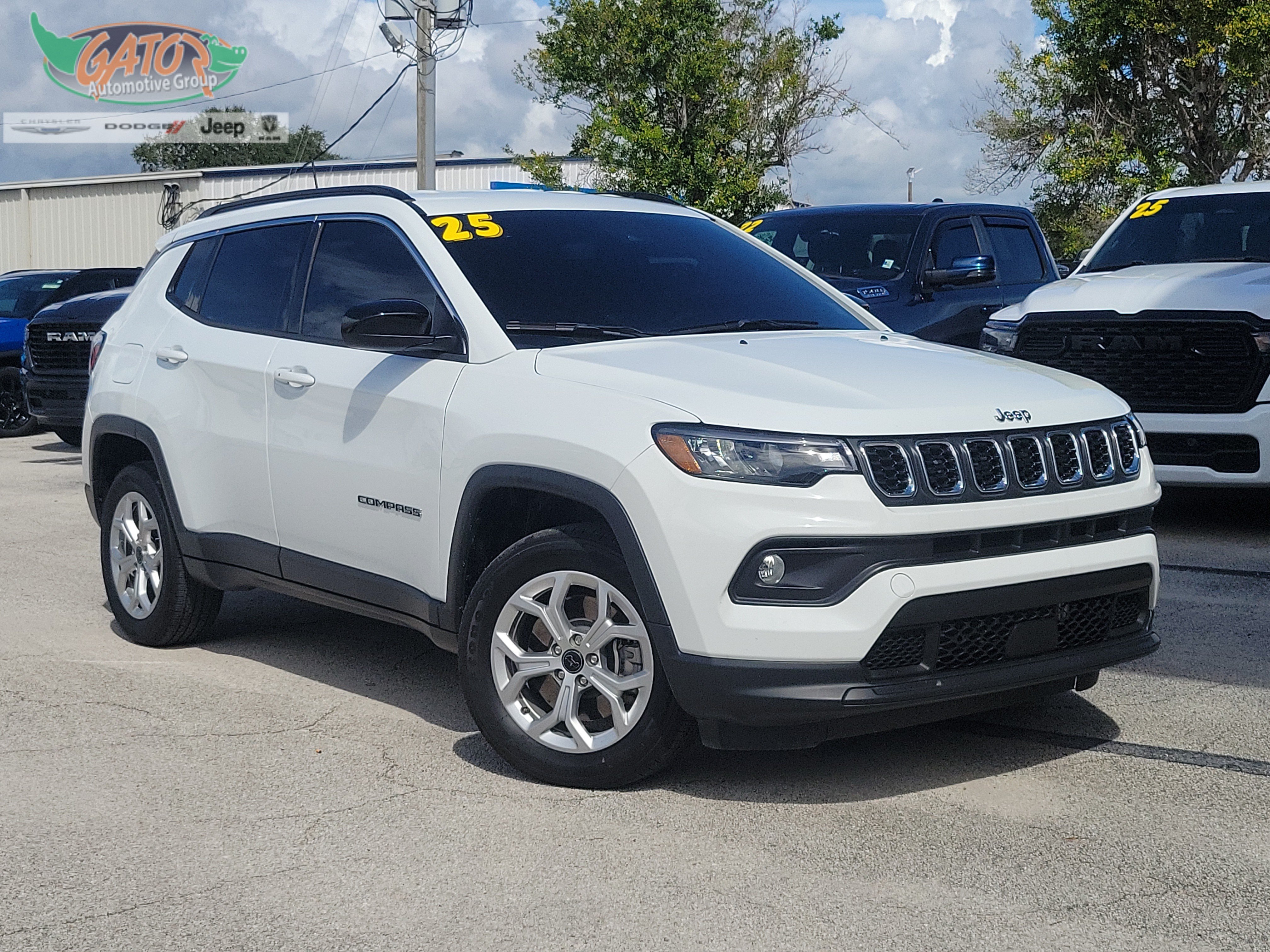 Used 2025 Jeep Compass Latitude AWD/4WD image 1