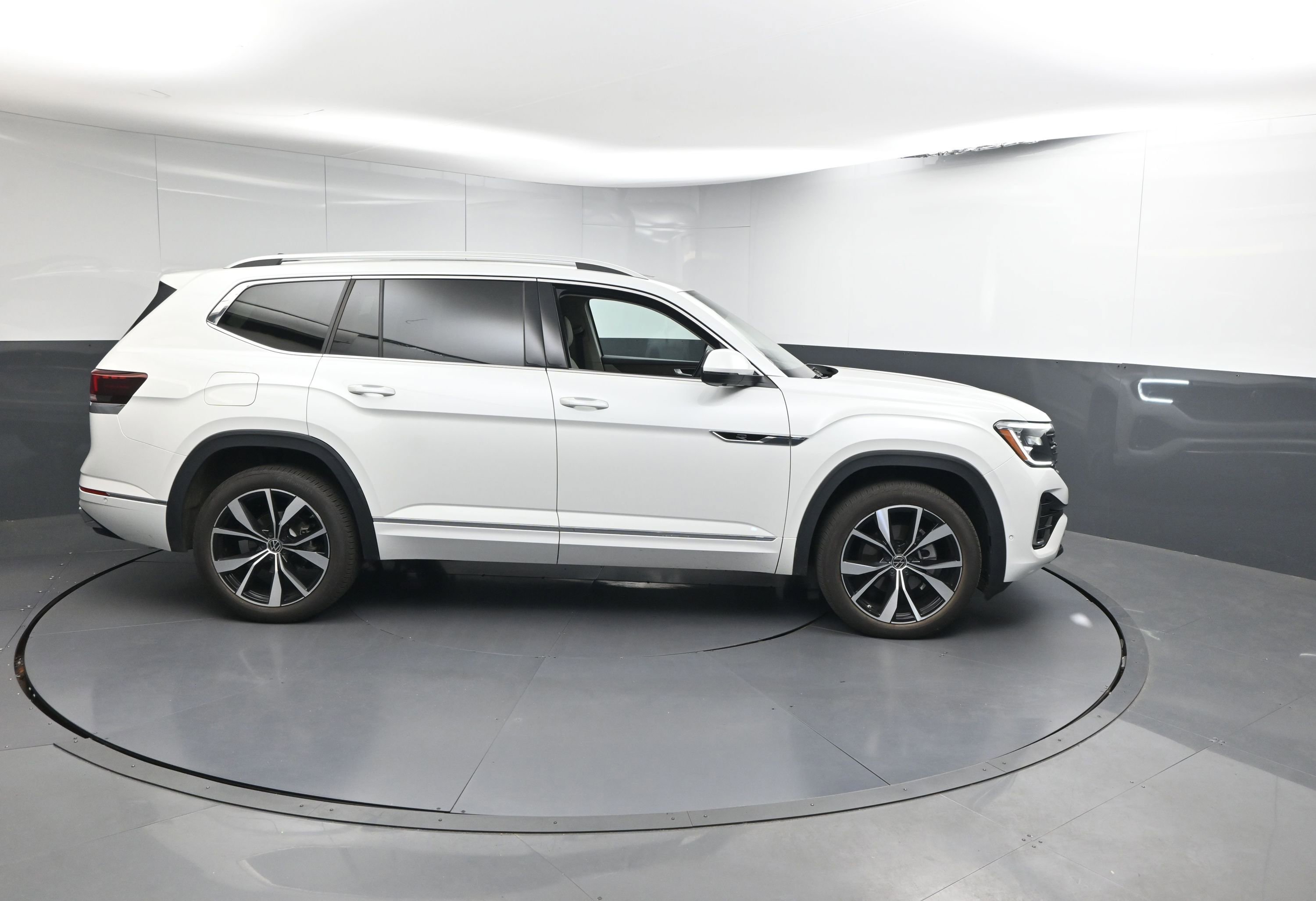 Used 2025 Volkswagen Atlas SEL Premium R-Line image 25