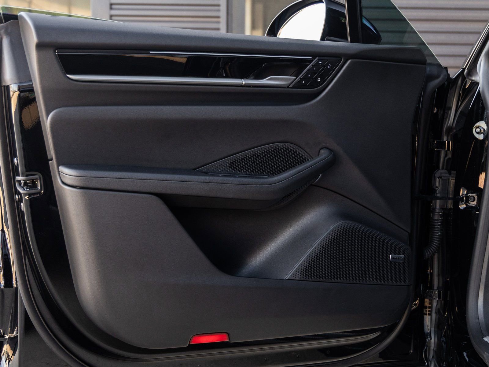Certified 2025 Porsche Macan Electric image 18