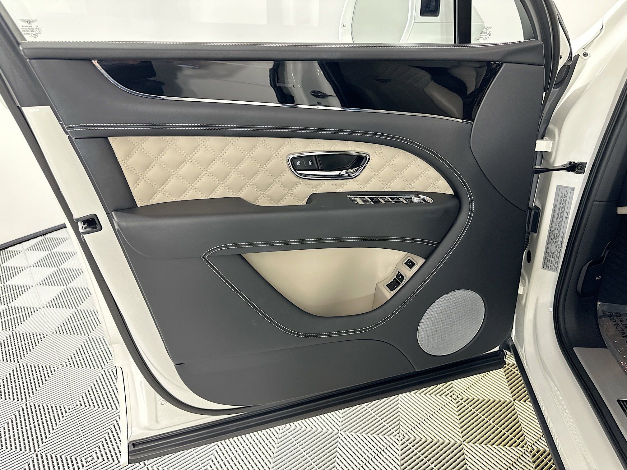 Certified 2022 Bentley Bentayga AWD/4WD image 17