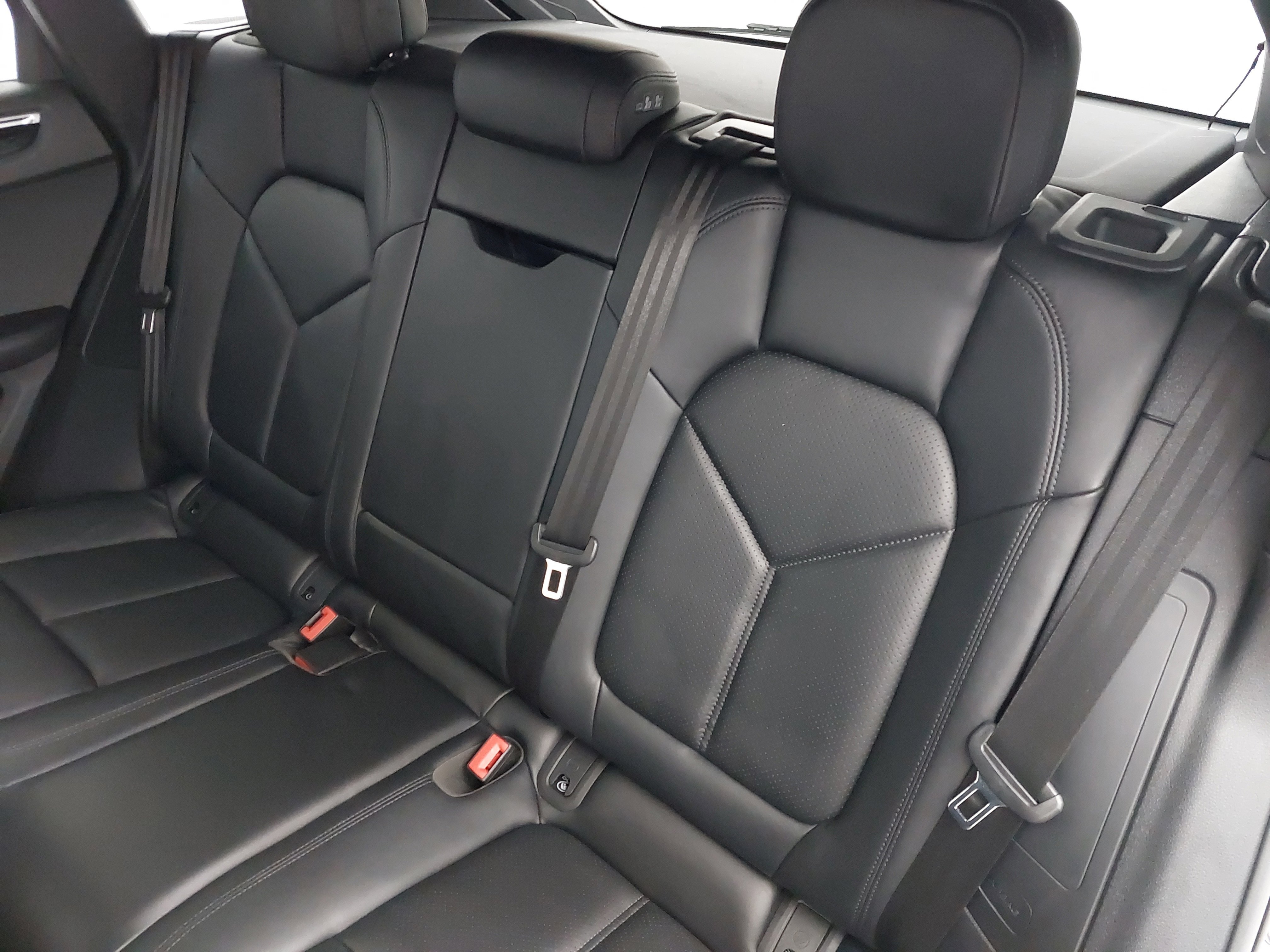 Used 2023 Porsche Macan image 16