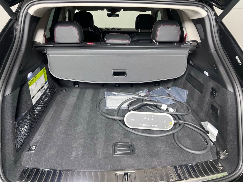 Certified 2025 Porsche Cayenne Turbo AWD/4WD image 17