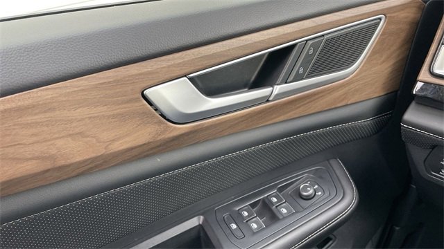 Used 2025 Volkswagen Atlas SE image 13