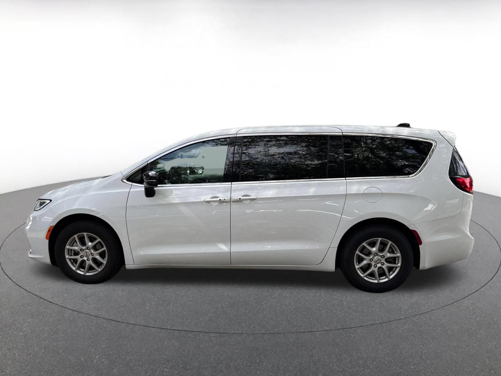 Used 2024 Chrysler Pacifica Touring-L FWD image 7