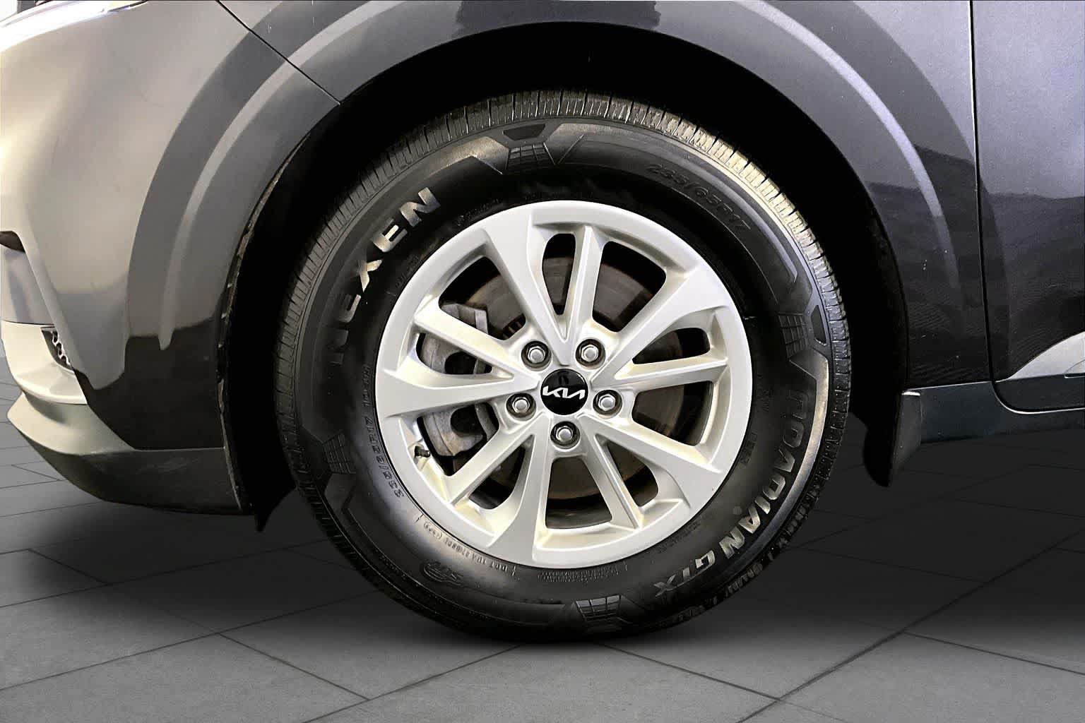 Used 2023 Kia Carnival LX FWD image 11