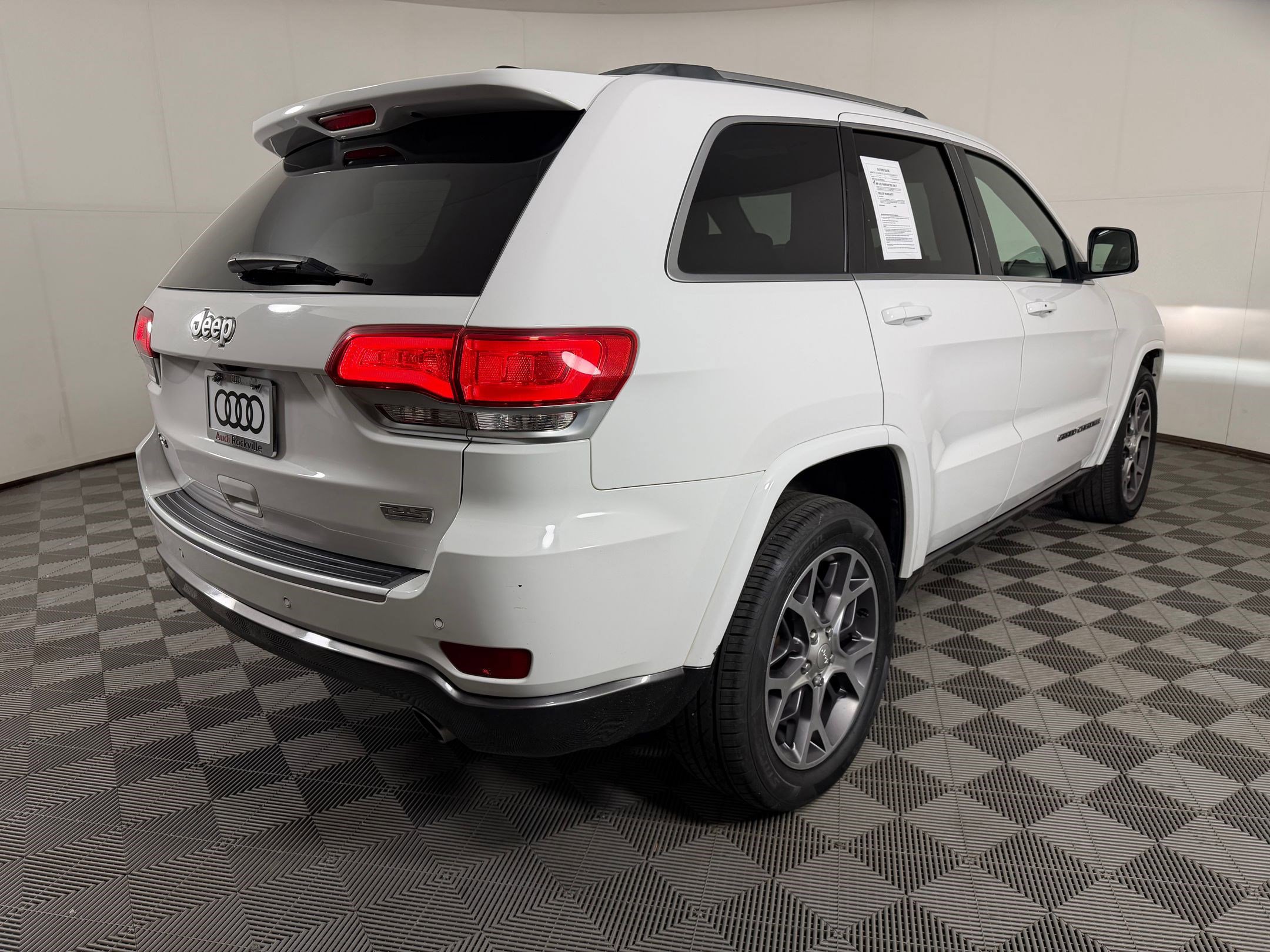 Used 2018 Jeep Grand Cherokee Limited AWD/4WD image 9