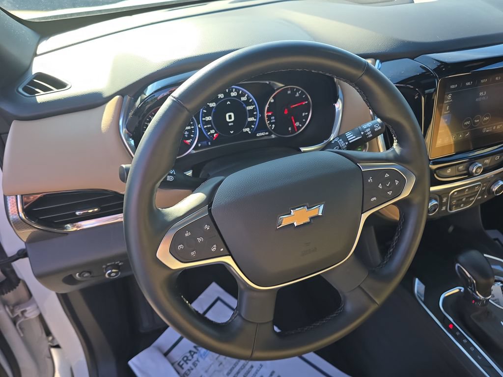 Used 2023 Chevrolet Traverse Premier FWD image 16