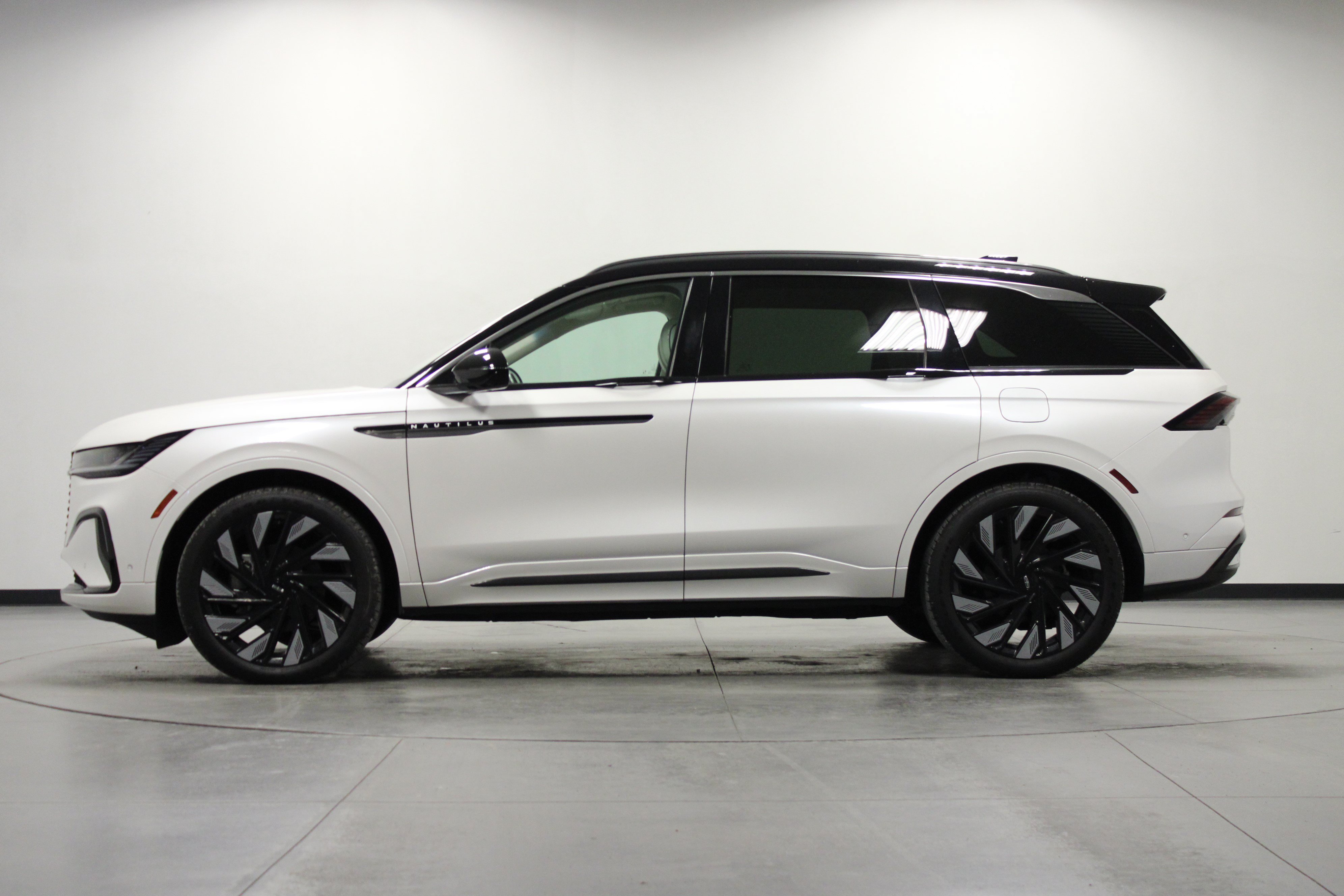Used 2024 Lincoln Nautilus Black Label w/ Jet Appearance Package (87T) AWD/4WD image 7