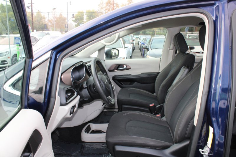 Used 2020 Chrysler Voyager LX image 10