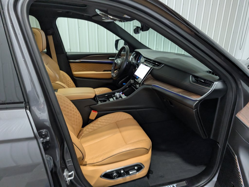 Used 2022 Jeep Grand Cherokee Summit AWD/4WD image 29