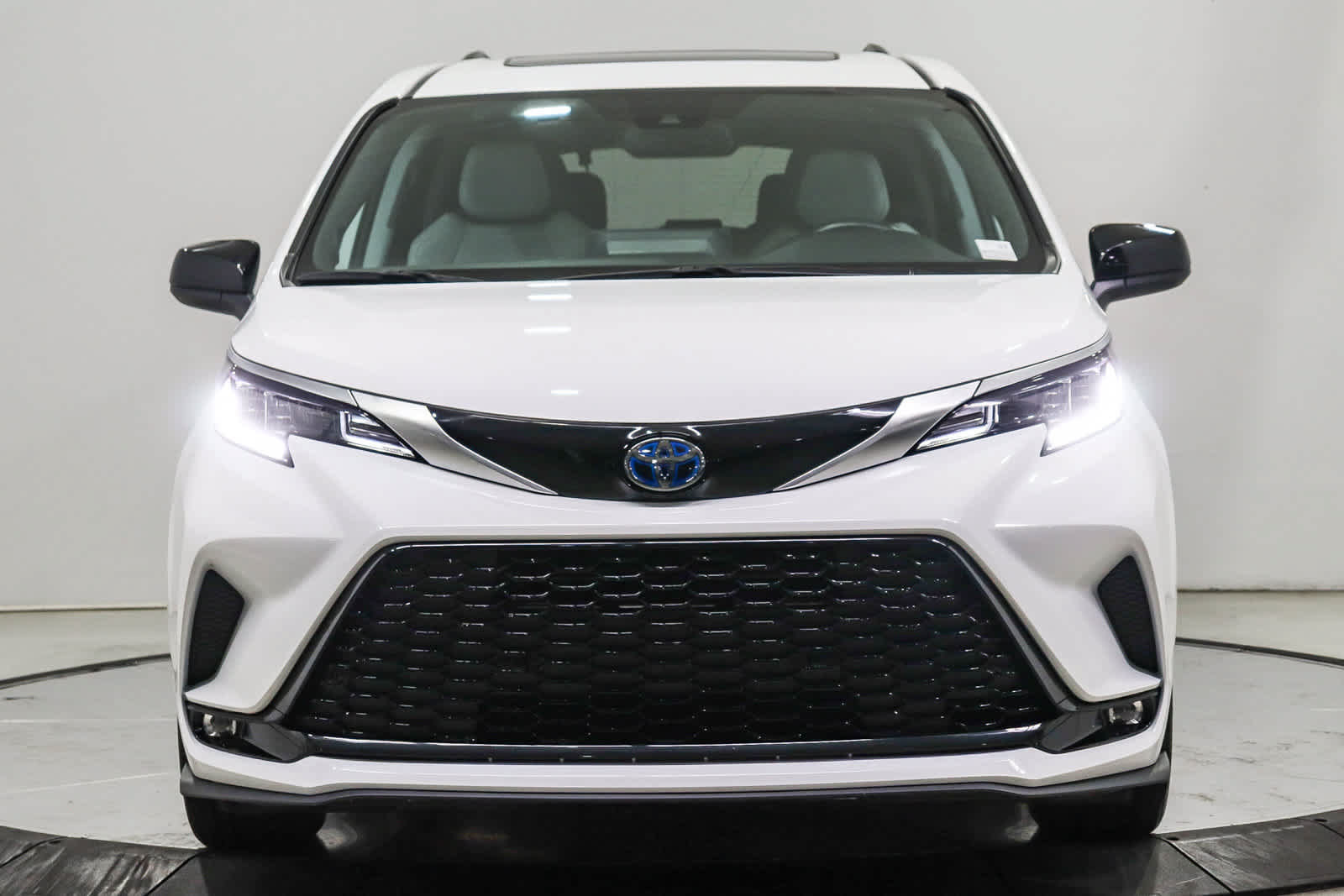 Used 2024 Toyota Sienna XSE w/ XSE Plus Package AWD/4WD image 2
