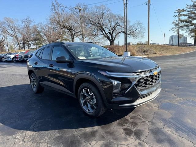 Used 2025 Chevrolet Trax LT w/ Driver Confidence Package image 9