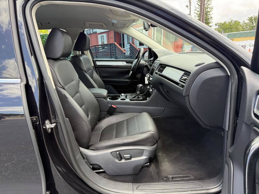 Used 2015 Volkswagen Touareg Sport image 17