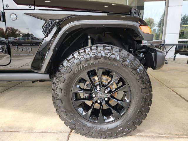 Used 2025 Jeep Gladiator Sport AWD/4WD image 9