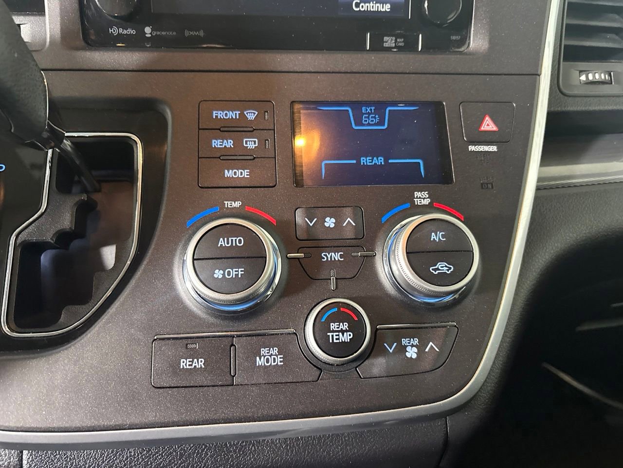 Used 2016 Toyota Sienna SE w/ SE Preferred Package FWD image 19