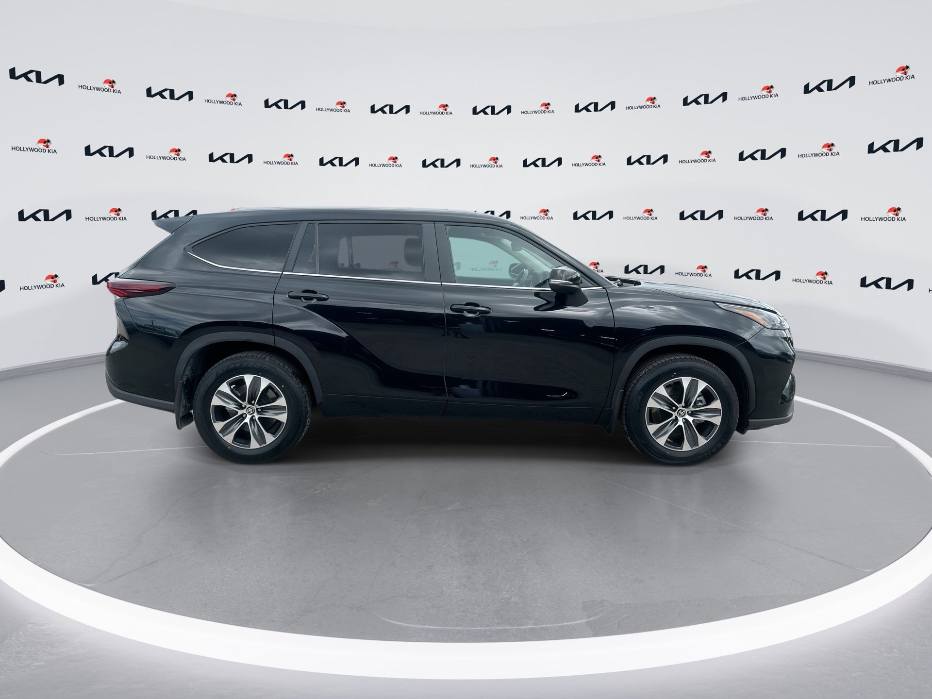 Used 2024 Toyota Highlander XLE AWD/4WD image 9