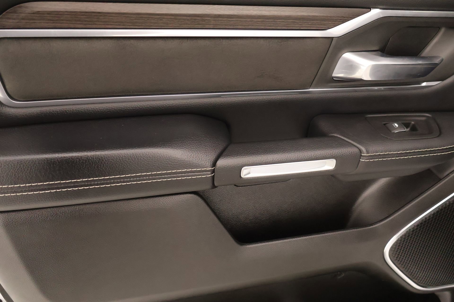 Used 2025 RAM 1500 Laramie w/ Sport Appearance Package image 17