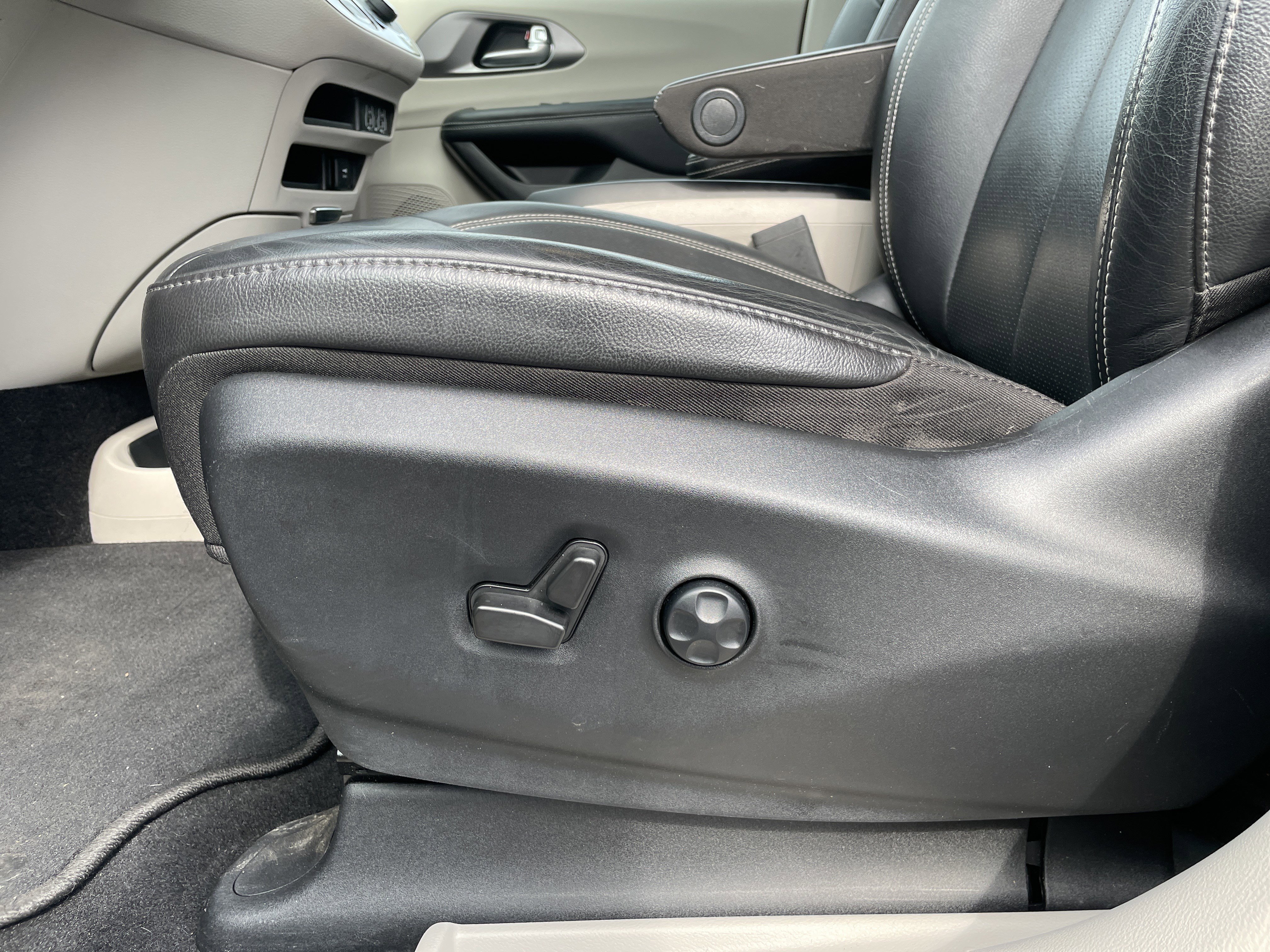 Used 2022 Chrysler Pacifica Touring-L image 33