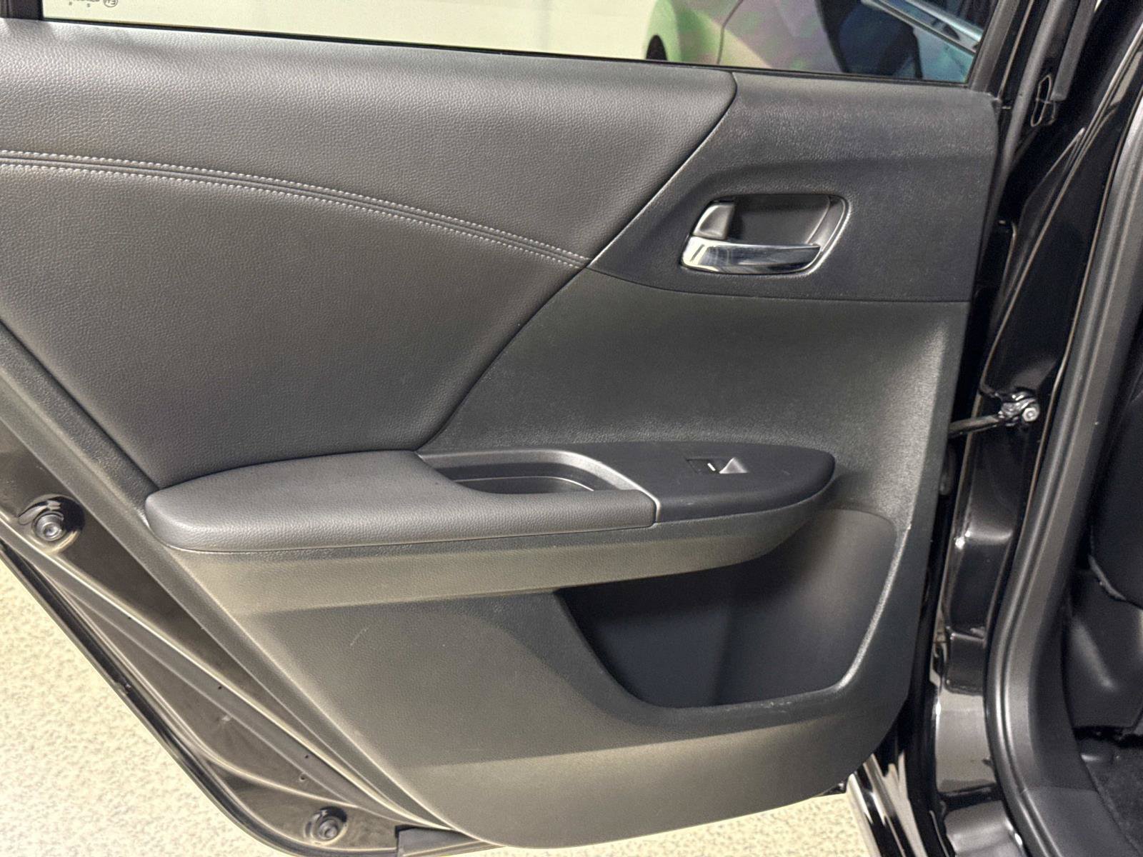 Used 2017 Honda Accord EX-L image 9
