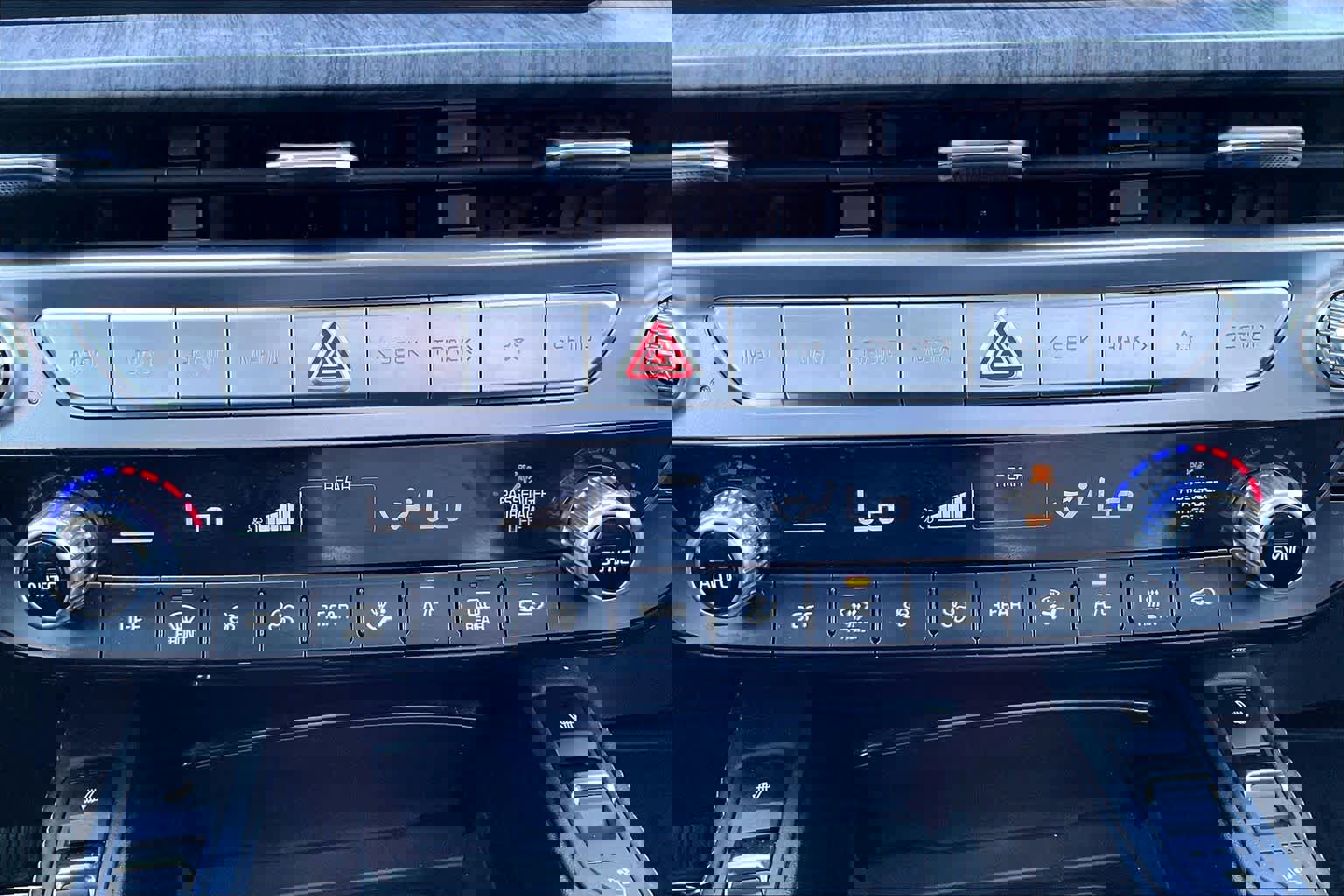 Used 2024 Kia Telluride EX w/ EX Captain's Chair Package image 32