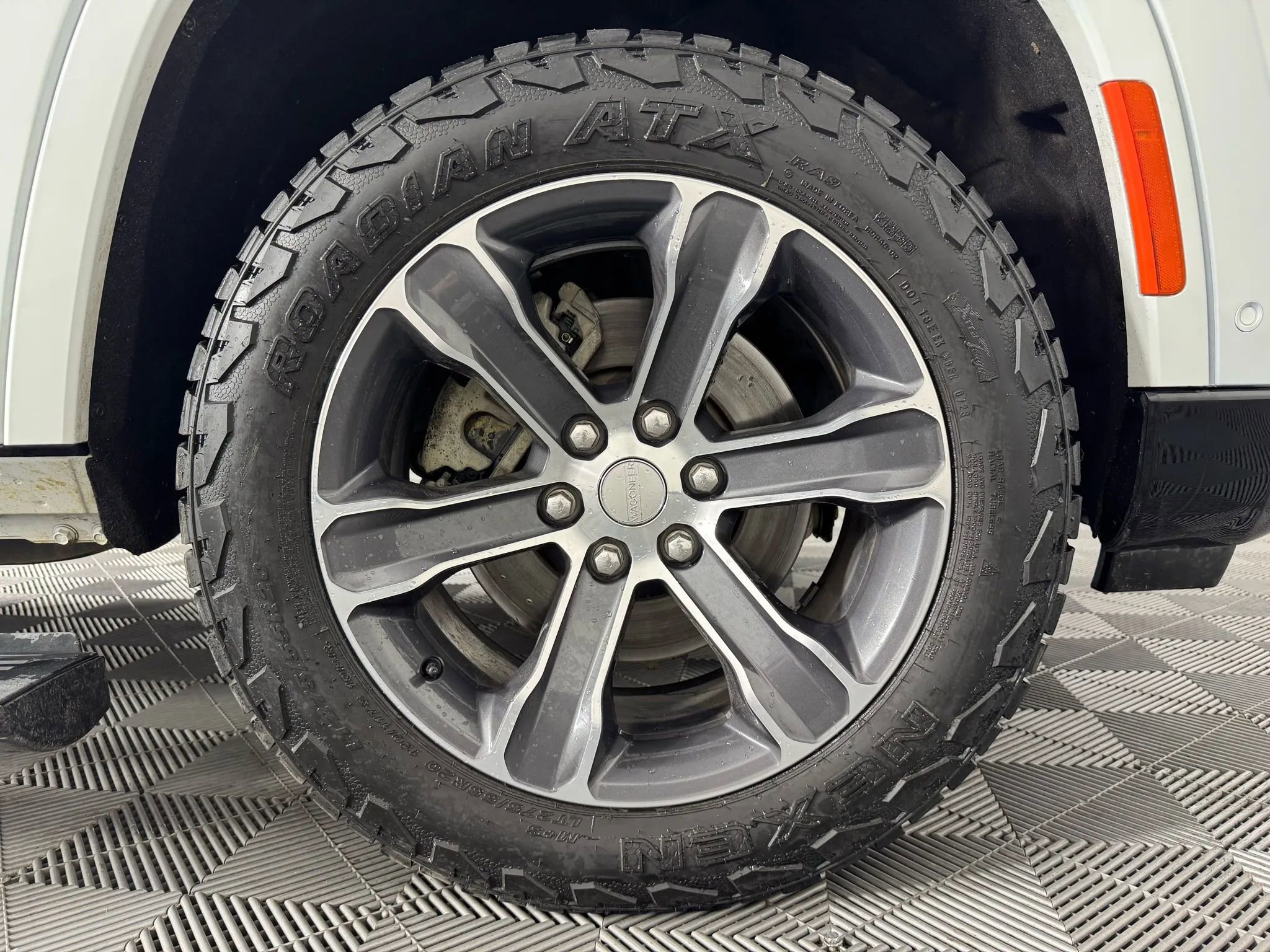 Used 2023 Jeep Grand Wagoneer 4WD w/ Flexible Seating Group image 50