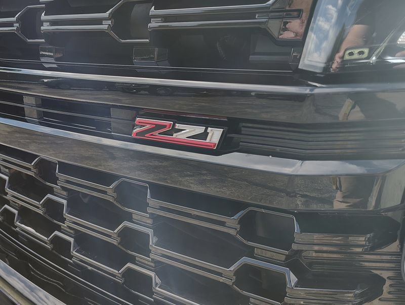 Used 2024 Chevrolet Suburban Z71 w/ Luxury Package AWD/4WD image 3