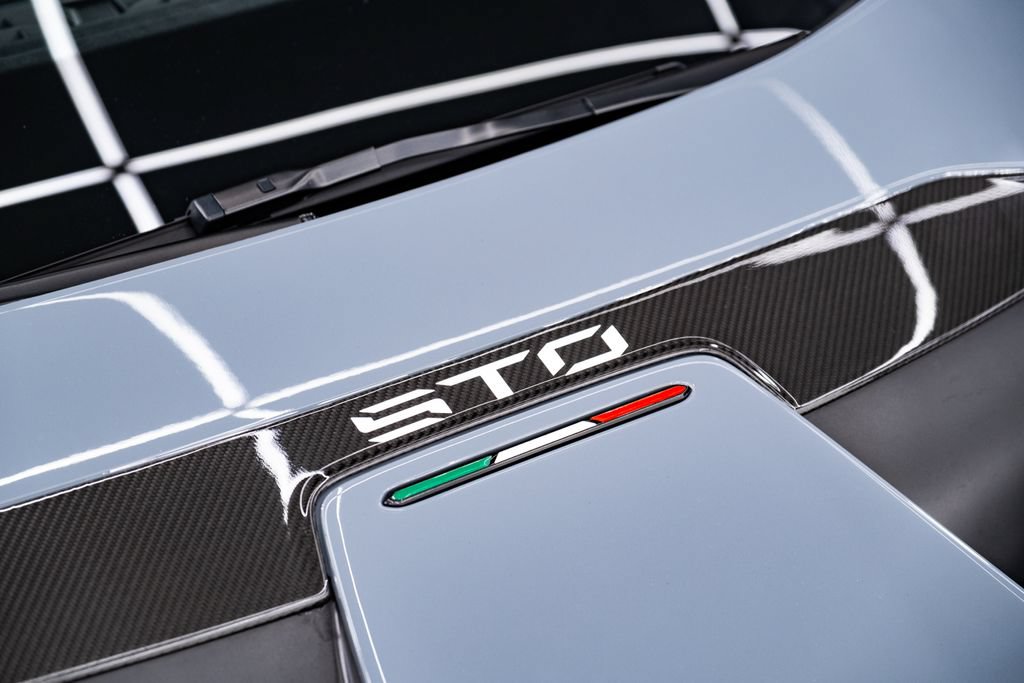 Used 2023 Lamborghini Huracan STO RWD image 8