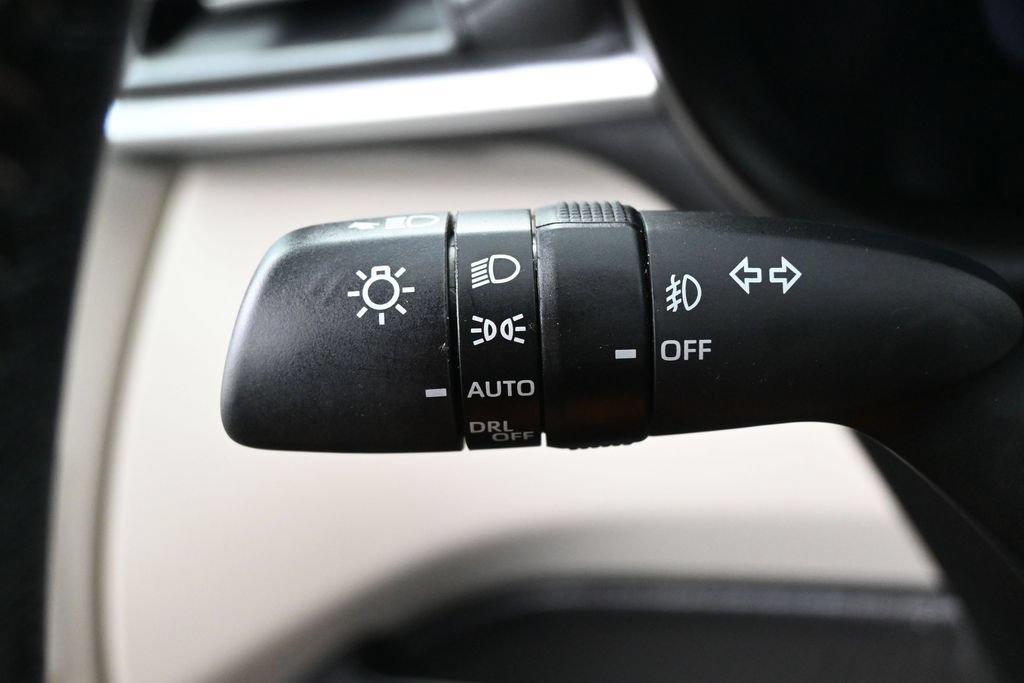 Used 2025 Toyota Sienna Platinum AWD/4WD image 12