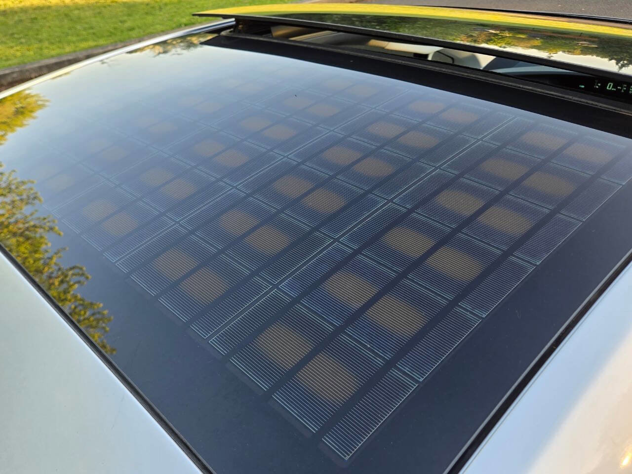 Used 2012 Toyota Prius Four w/ Deluxe Solar Roof Pkg FWD image 31