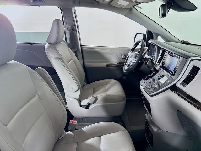 Used 2020 Toyota Sienna XLE w/ XLE Navigation Package FWD image 25