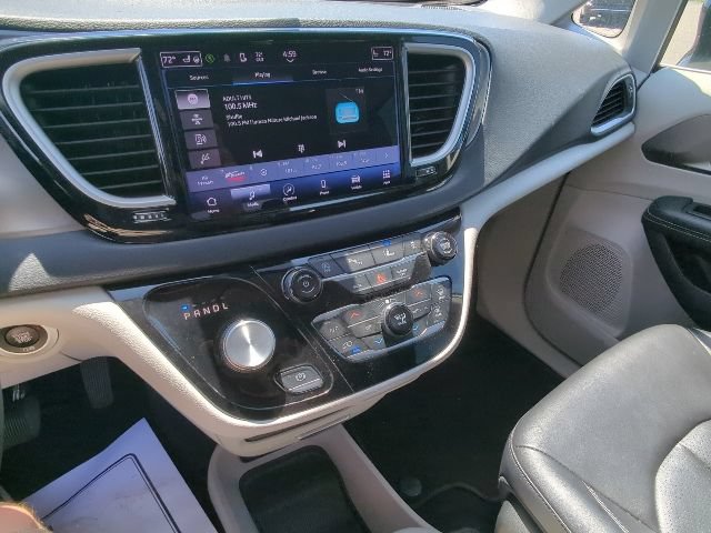 Used 2024 Chrysler Pacifica Touring-L FWD image 18