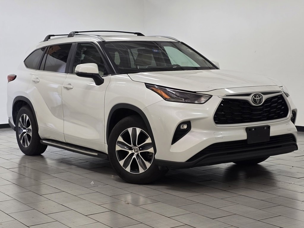 Certified 2023 Toyota Highlander XLE image 2