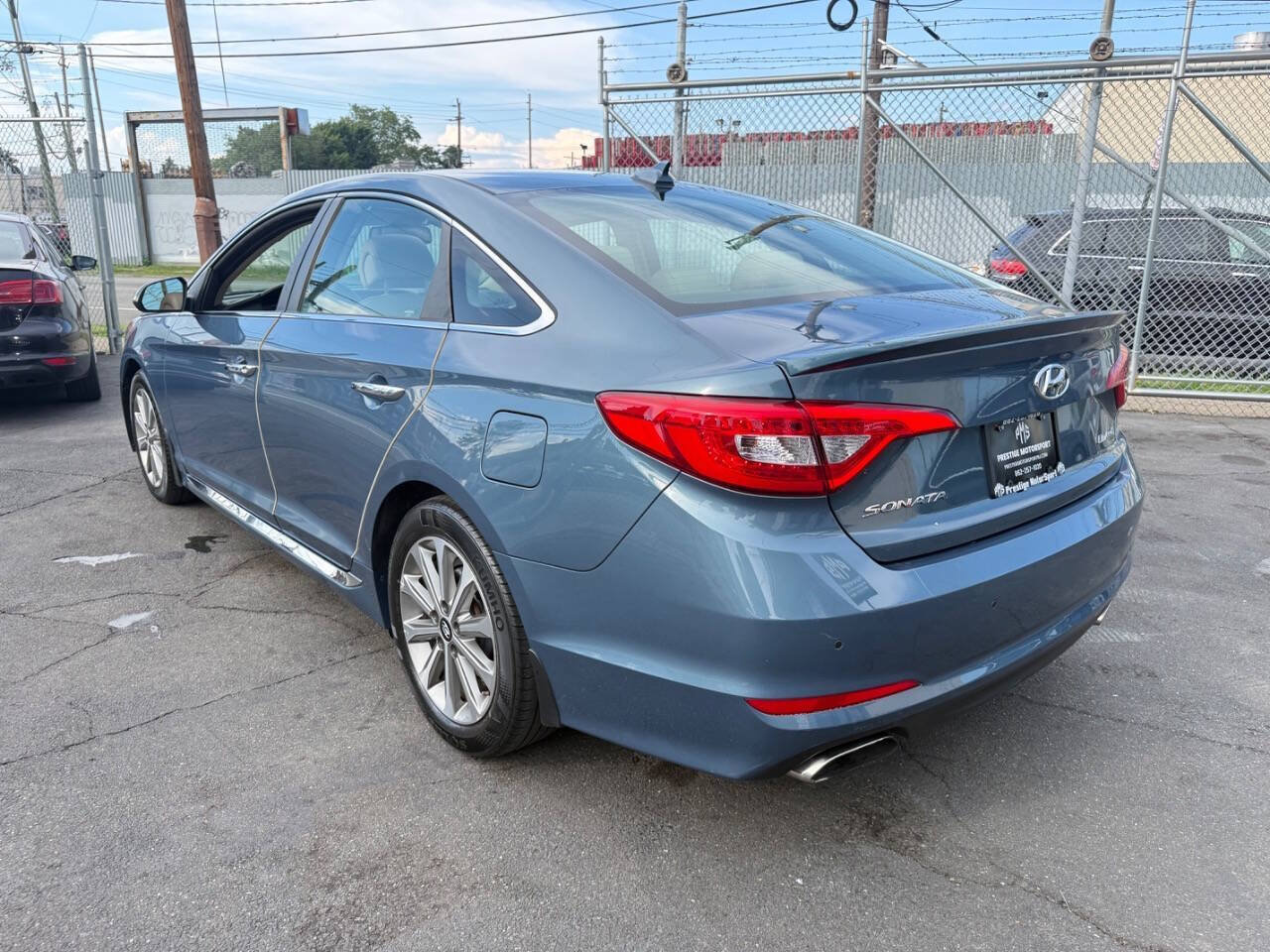 Used 2017 Hyundai Sonata Limited w/ Ultimate Package 04 FWD image 4