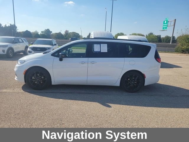 Used 2025 Chrysler Pacifica Limited image 3