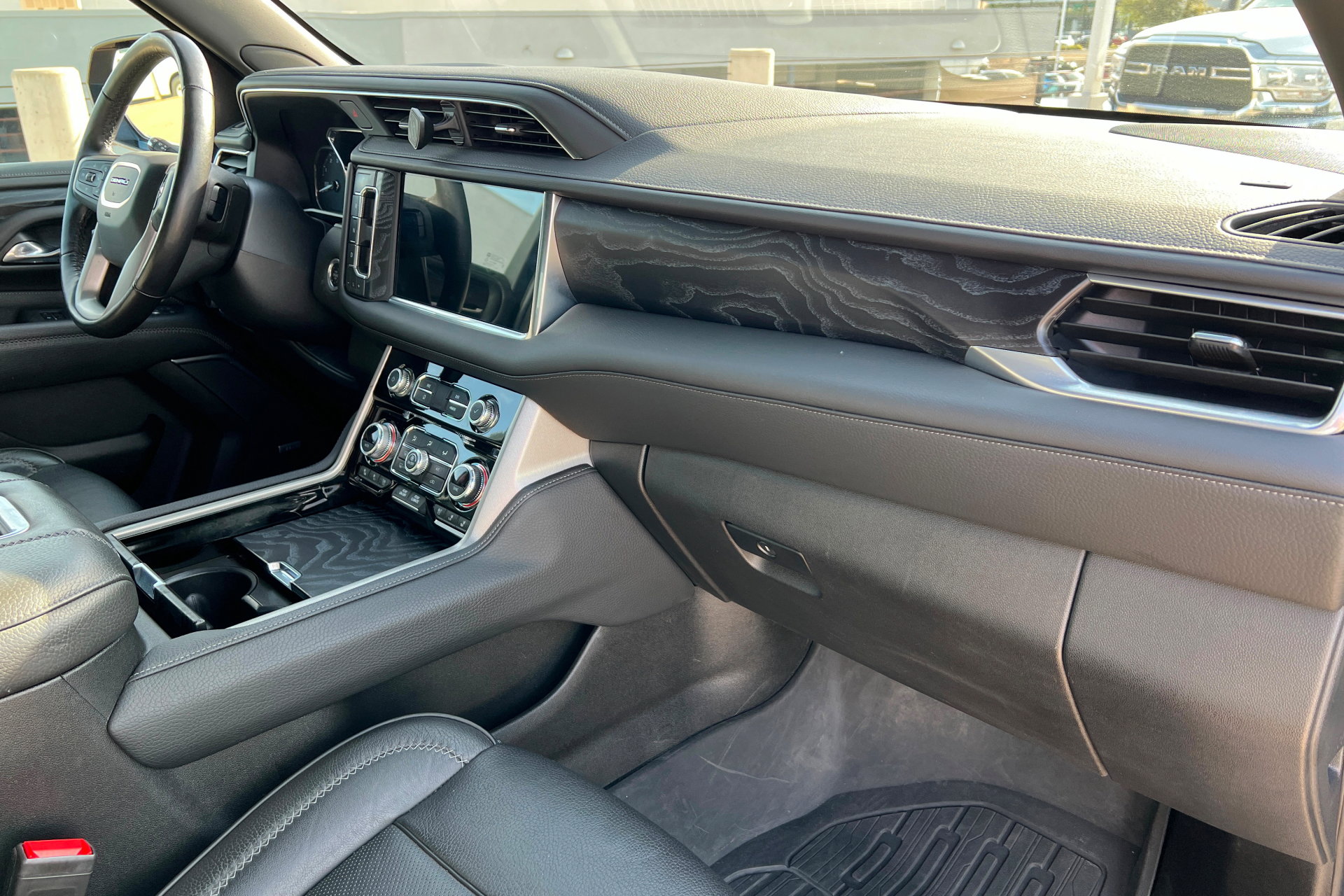 Used 2021 GMC Yukon Denali w/ Denali Premium Package image 25