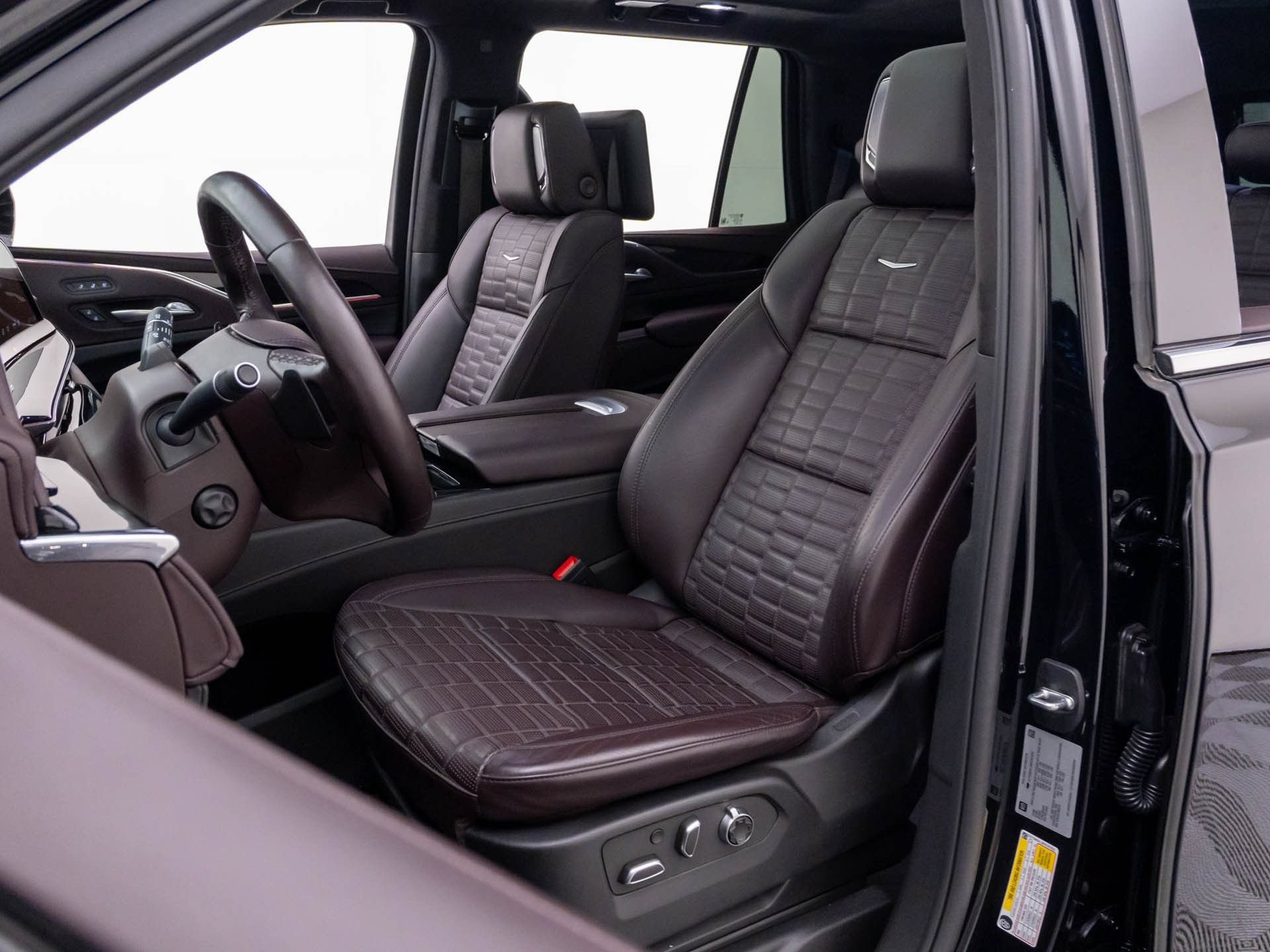 Certified 2024 Cadillac Escalade Premium Luxury Platinum w/ LPO, Floor Liner Package AWD/4WD image 18