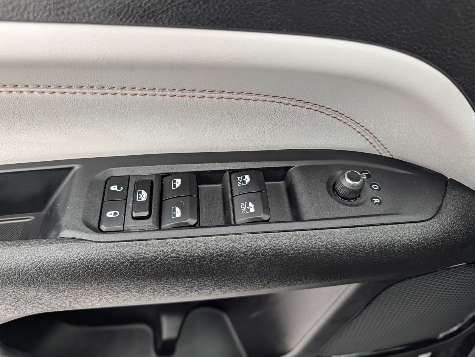 Used 2025 Jeep Compass Limited image 33