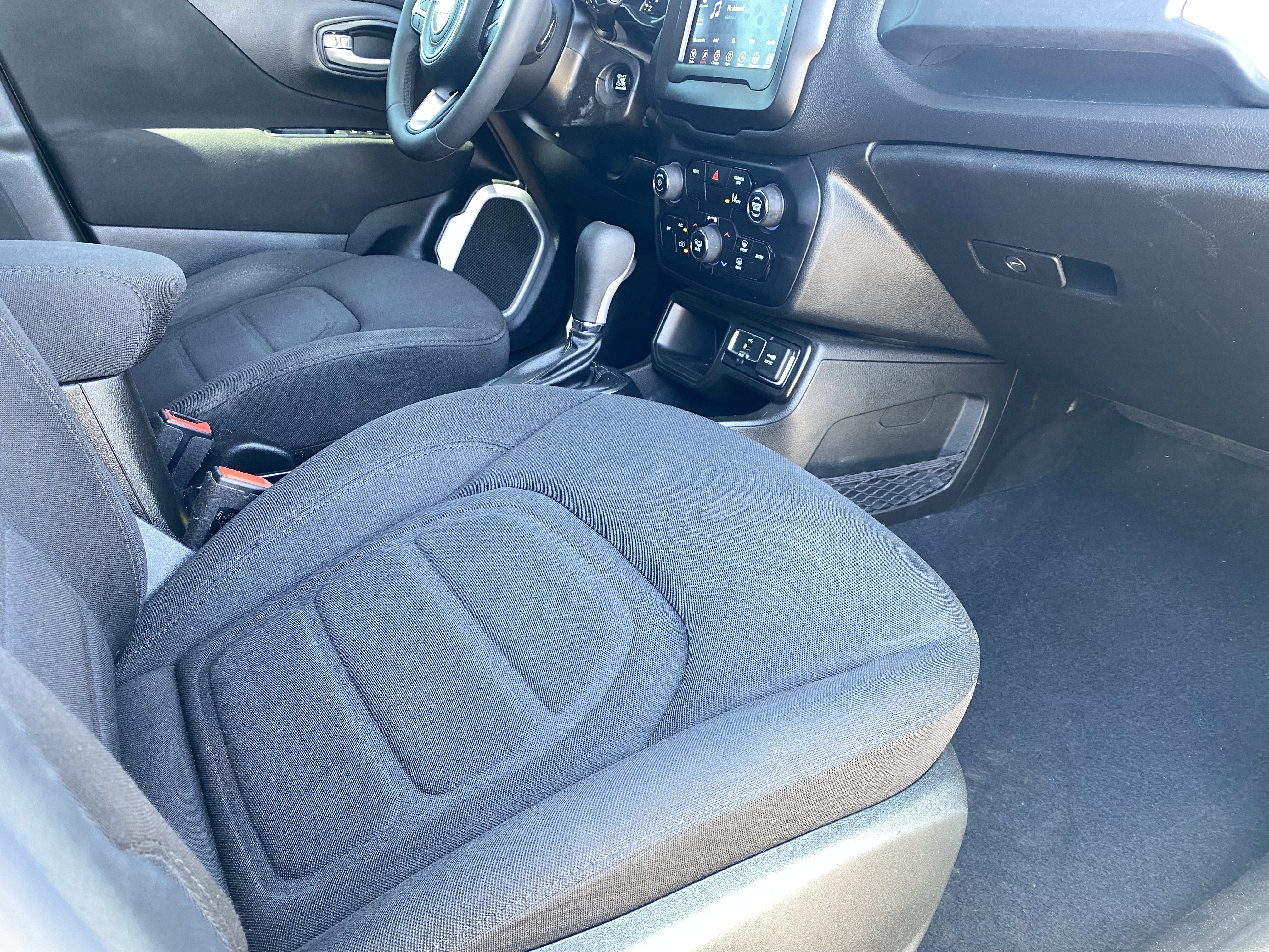 Used 2021 Jeep Renegade Latitude FWD image 11