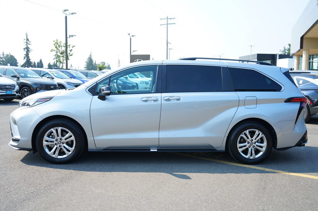 Used 2023 Toyota Sienna XSE AWD/4WD image 9